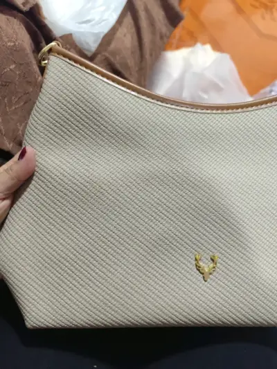 Cartera Hobo Textura Tejida Beige/Negra - miniatura 2
