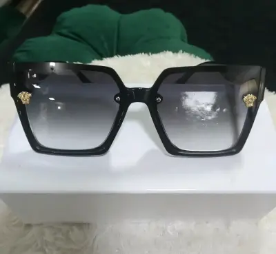 Gafas de sol cuadradas con detalles dorados - miniatura 1
