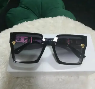 Gafas de sol cuadradas con detalles dorados - miniatura 6