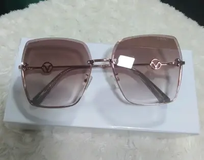 Gafas de sol cuadradas con detalles dorados - miniatura 7