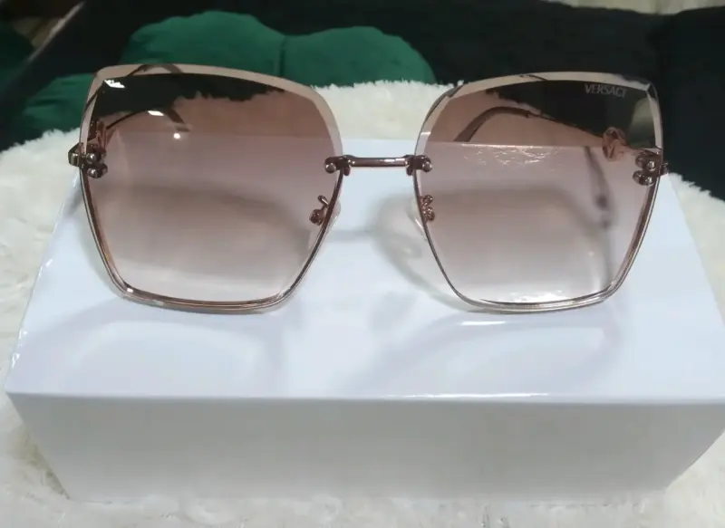 Gafas de sol cuadradas con detalles dorados - 8