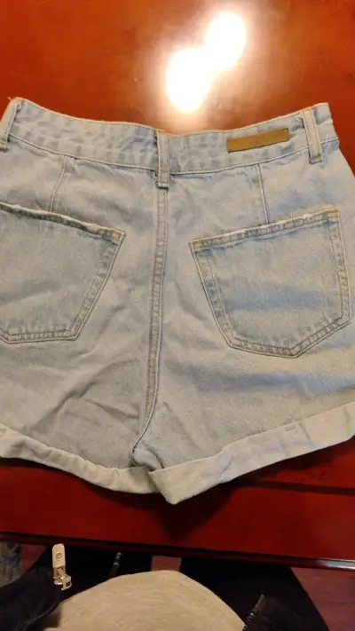 Shorts de mezclilla azul claro para mujer - miniatura 2