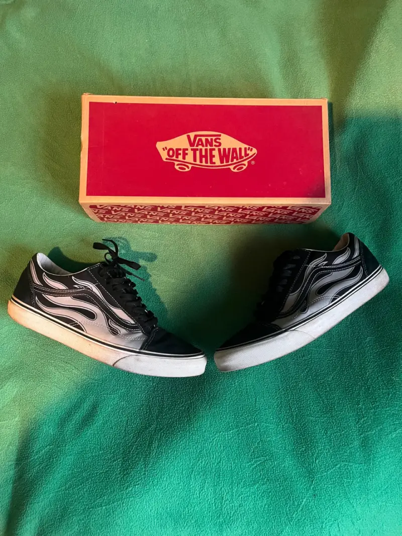 Zapatillas Vans unisex negras con diseño de llamas