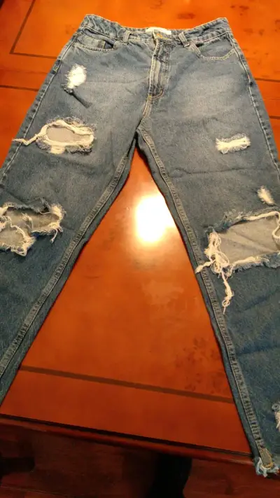 Jeans de mezclilla rasgados para mujer - miniatura 1