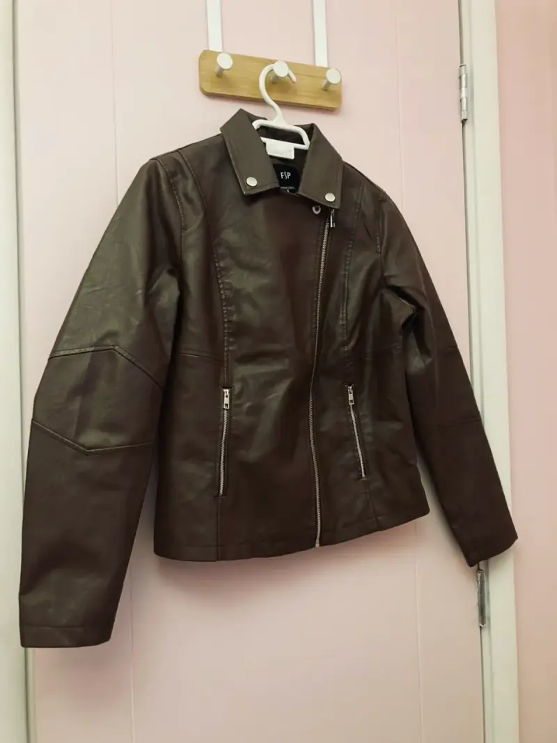 Chaqueta de cuerina marrón para mujer FIP