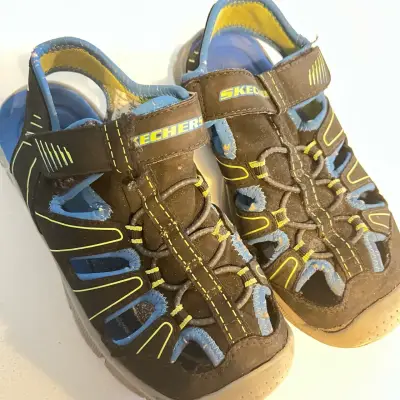 Sandalias deportivas para niños Skechers negras y azules - miniatura 1