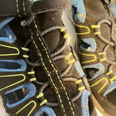 Sandalias deportivas para niños Skechers negras y azules - miniatura 3