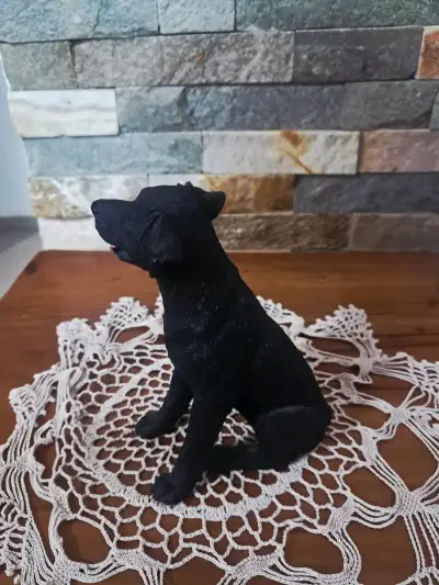Figura decorativa de perro negro hecha a mano - miniatura 1