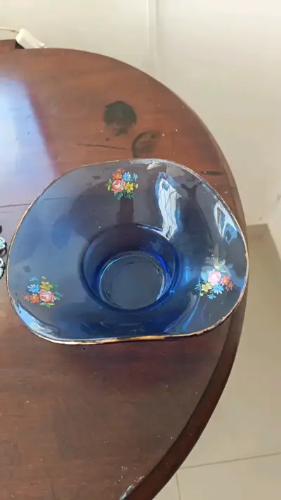 Cuenco de vidrio azul con diseño floral - miniatura 1