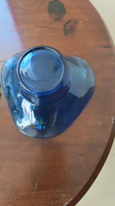Cuenco de vidrio azul con diseño floral - miniatura 4