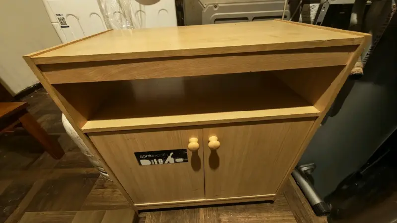 Mueble de madera con compartimentos - 2