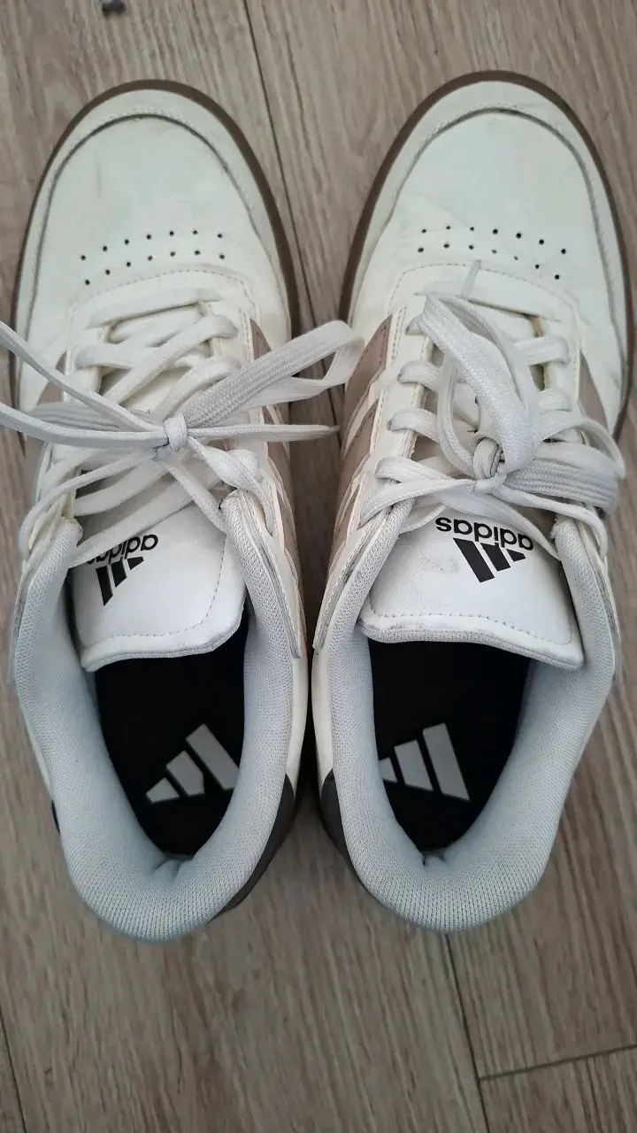 Zapatillas Adidas blancas con detalles marrones - 1