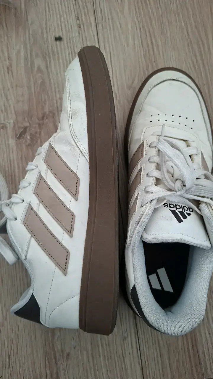 Zapatillas Adidas blancas con detalles marrones - 2