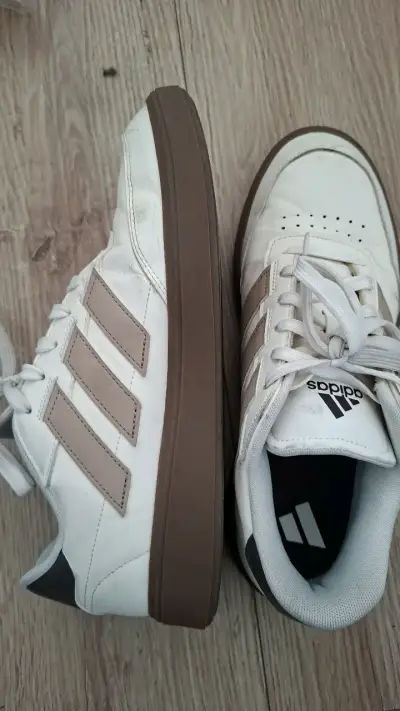 Zapatillas Adidas blancas con detalles marrones - miniatura 2