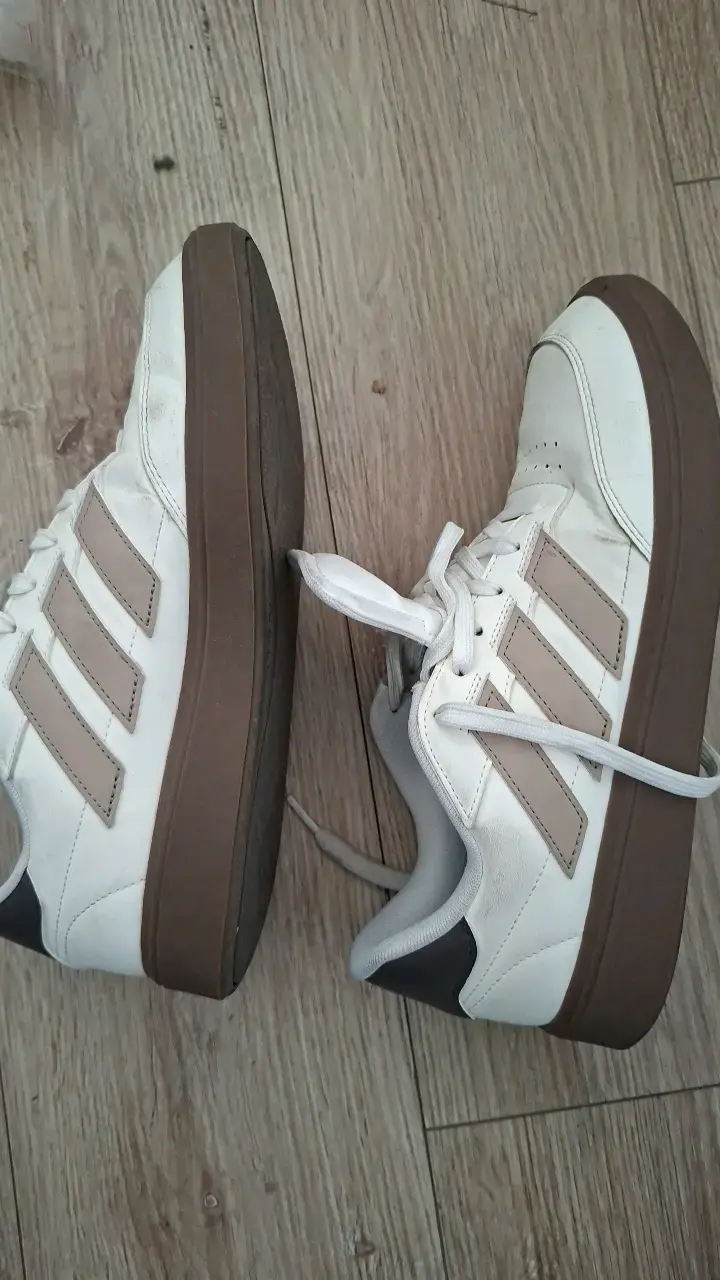 Zapatillas Adidas blancas con detalles marrones - 4