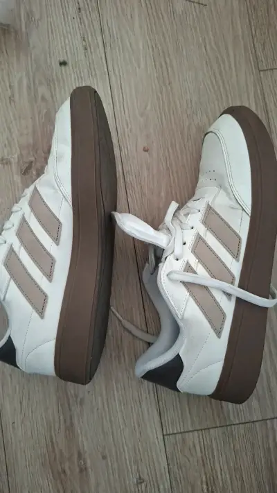 Zapatillas Adidas blancas con detalles marrones - miniatura 4