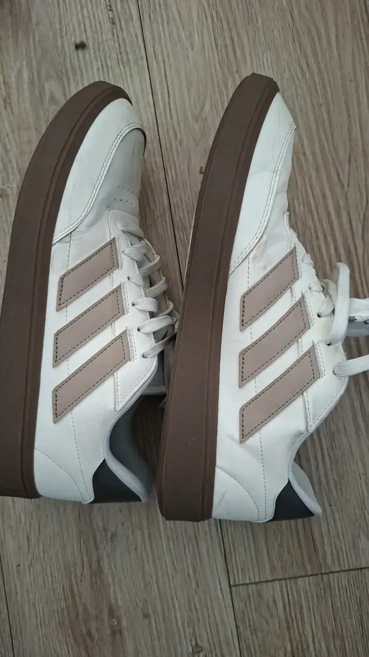 Zapatillas Adidas blancas con detalles marrones - 5