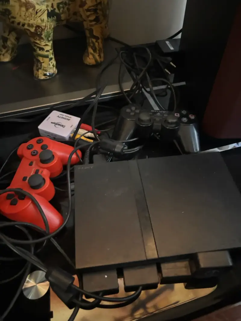 Consola Sony PlayStation 2 con controles y cables - 1