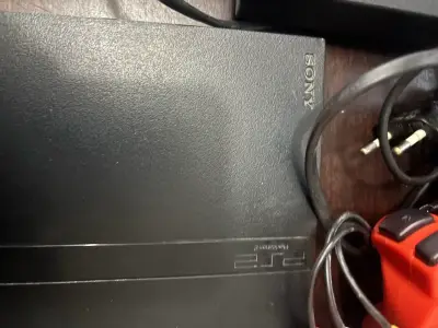 Consola Sony PlayStation 2 con controles y cables - miniatura 3