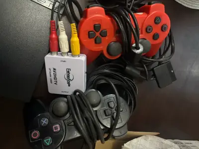 Consola Sony PlayStation 2 con controles y cables - miniatura 4