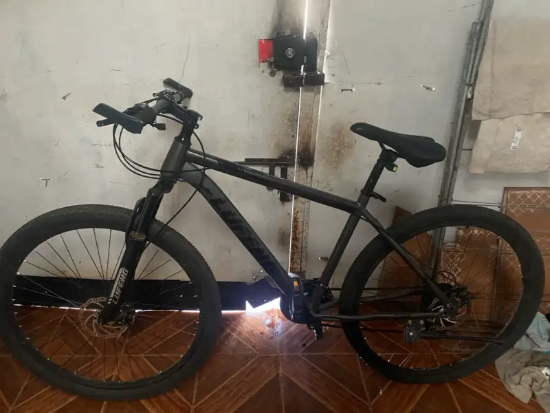 Bicicleta de montaña Lufeng negra