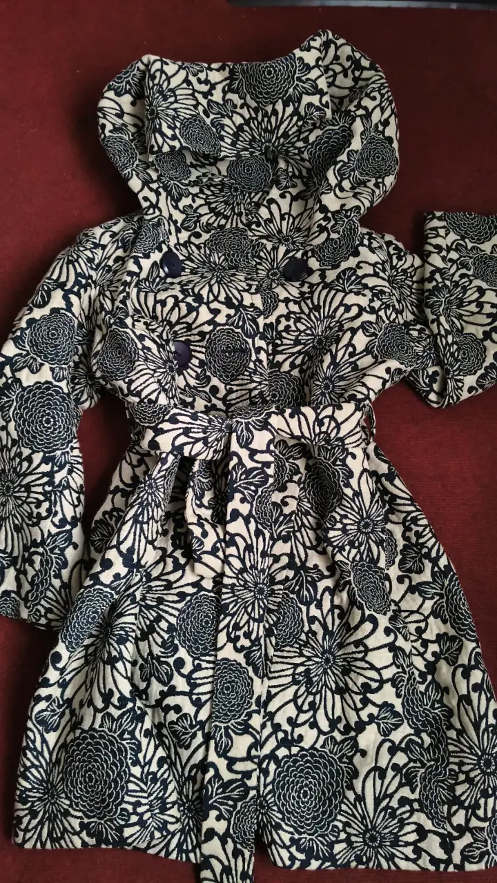 Abrigo estampado floral con capucha