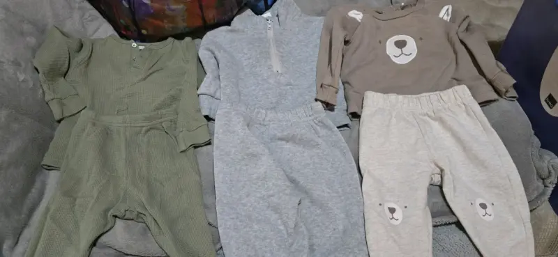 Conjunto de ropa para bebé en tonos neutros