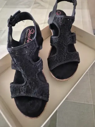 Sandalias negras Skechers con plataforma de corcho - miniatura 1