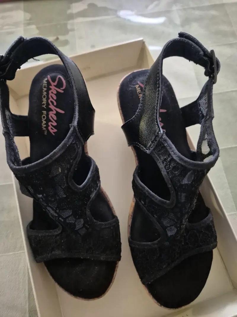 Sandalias negras Skechers con plataforma de corcho - 2