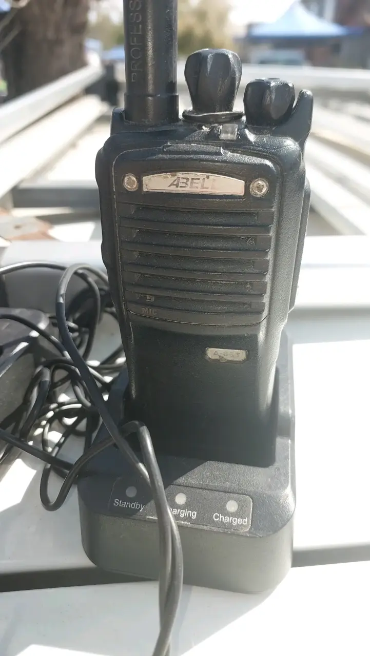 Radios portátiles Abell con cargadores - 2