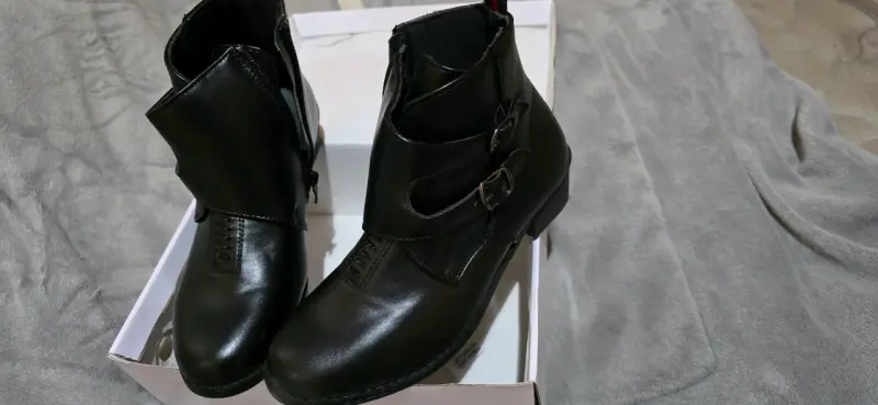 Botines negros de cuero con hebillas - 1
