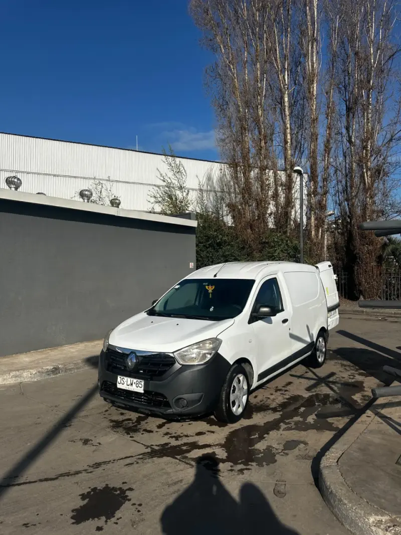 Furgoneta Renault blanca en buen estado - 1