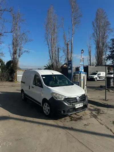 Furgoneta Renault blanca en buen estado - miniatura 2