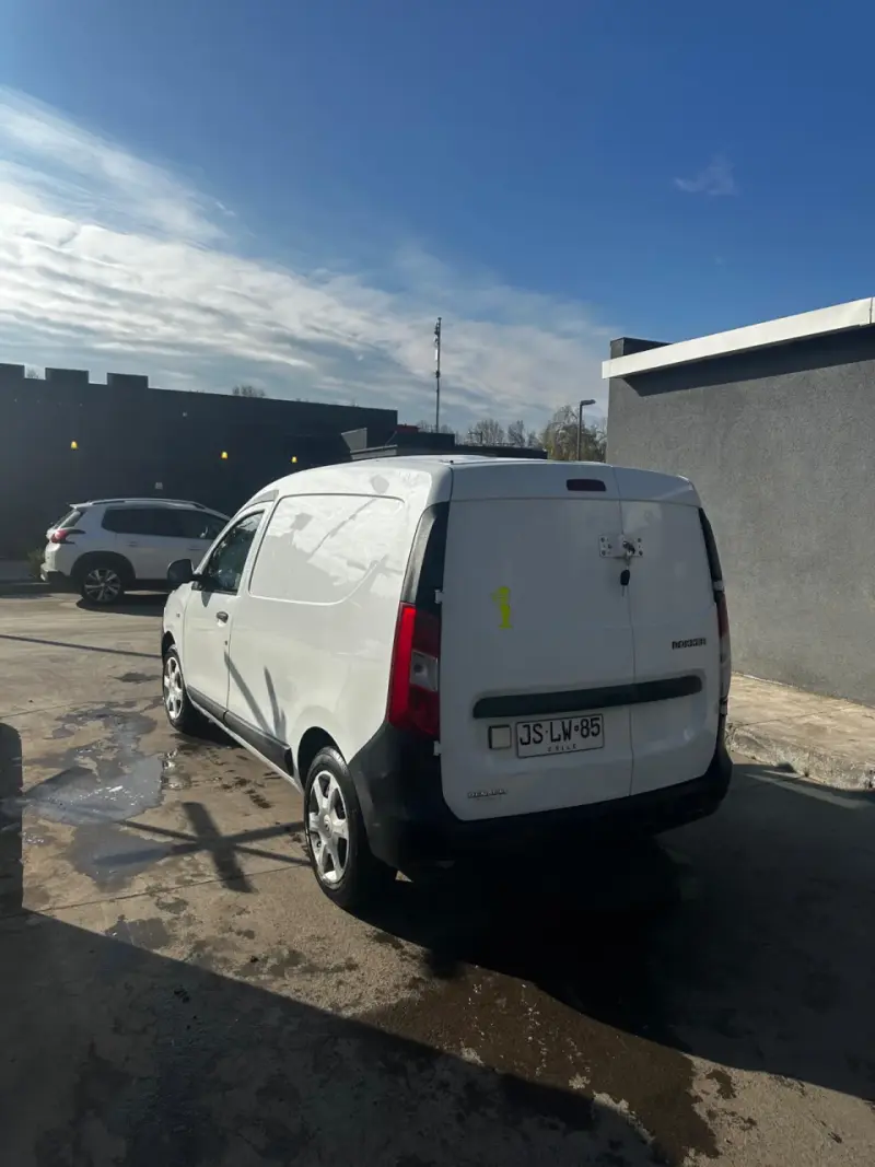 Furgoneta Renault blanca en buen estado - 4