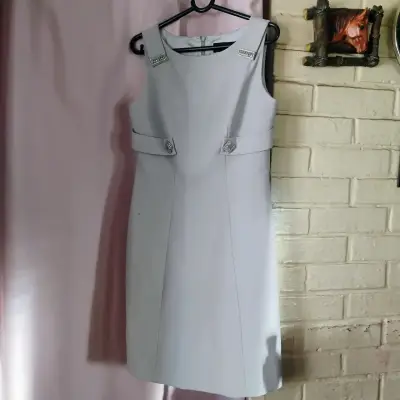 Vestido y abrigo elegante gris con detalles de piel - miniatura 1