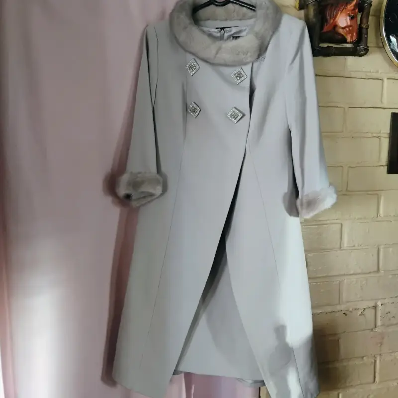 Vestido y abrigo elegante gris con detalles de piel - 2