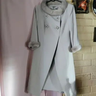 Vestido y abrigo elegante gris con detalles de piel - miniatura 2