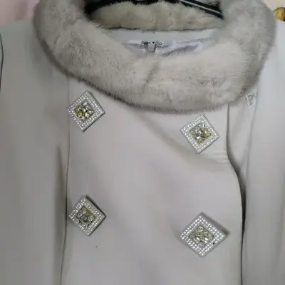 Vestido y abrigo elegante gris con detalles de piel - miniatura 3