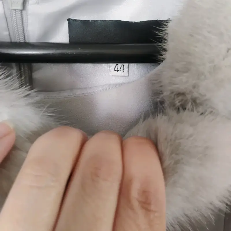 Vestido y abrigo elegante gris con detalles de piel - 4