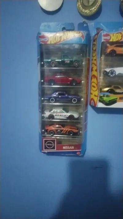 Set de autos Hot Wheels Nissan colección - miniatura 1