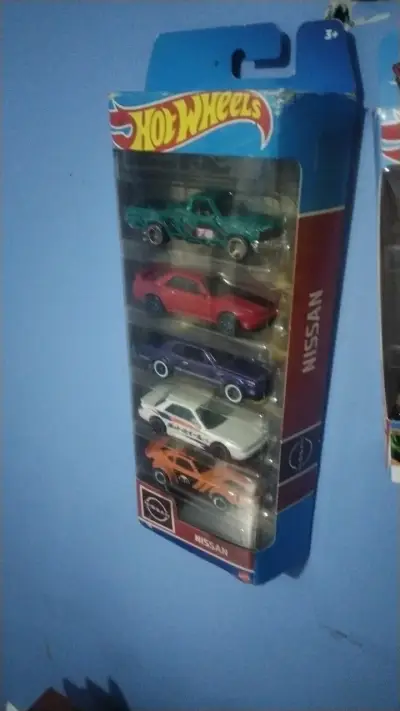 Set de autos Hot Wheels Nissan colección - miniatura 3