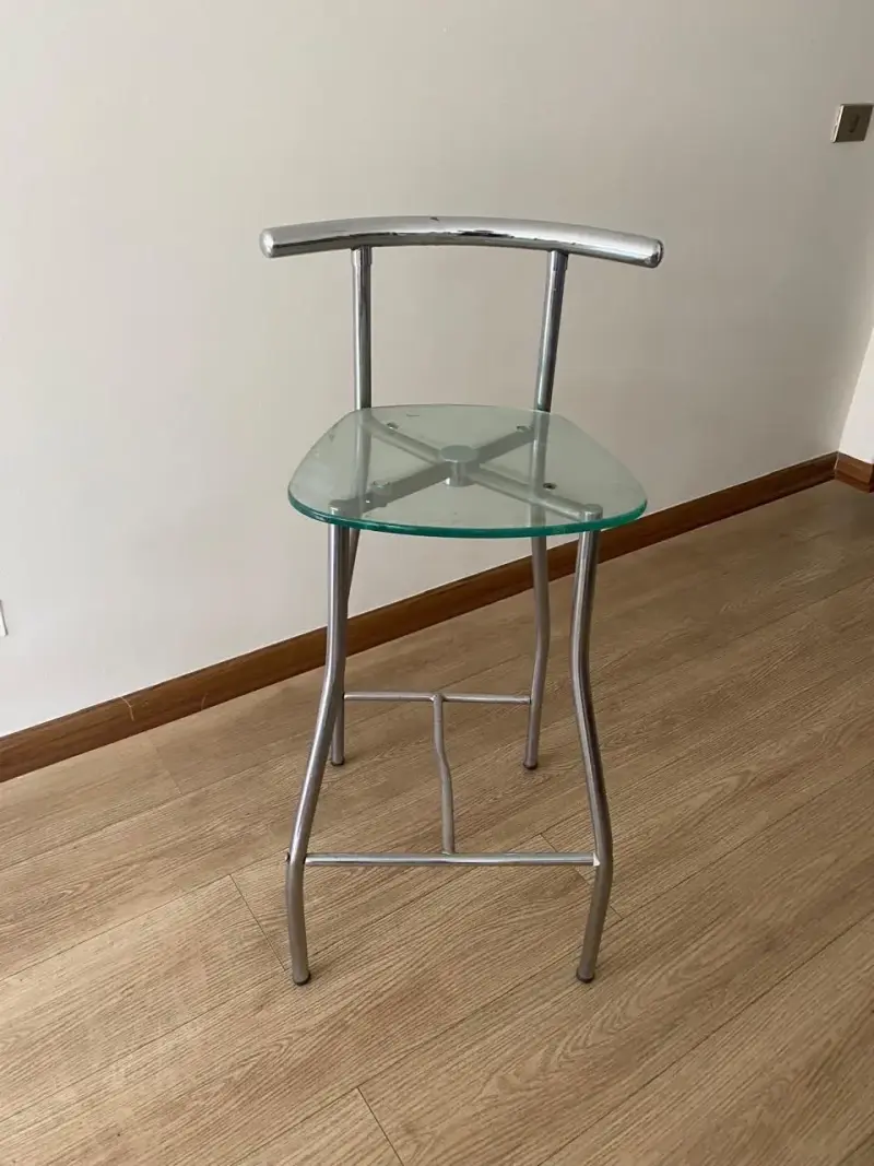 Silla alta de metal y vidrio para bar