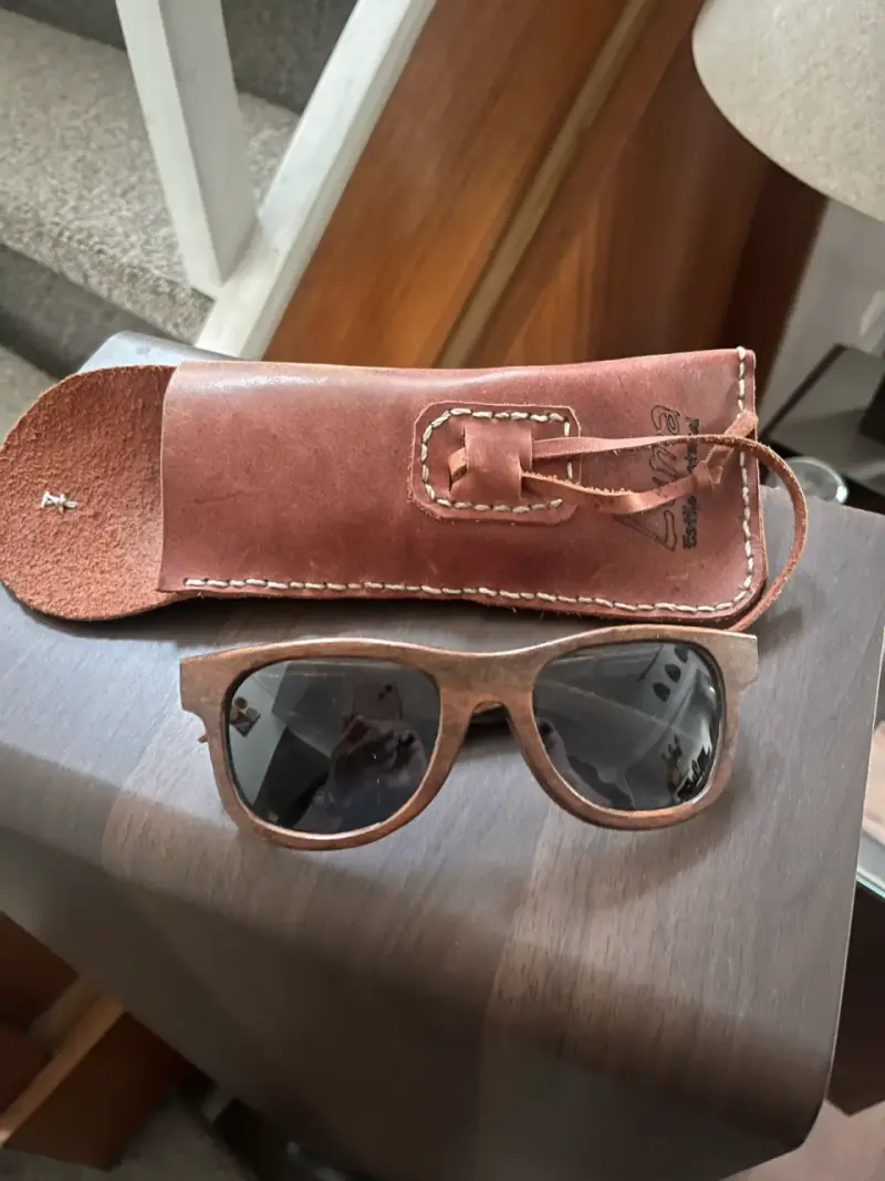 Gafas de sol de madera con estuche de cuero
