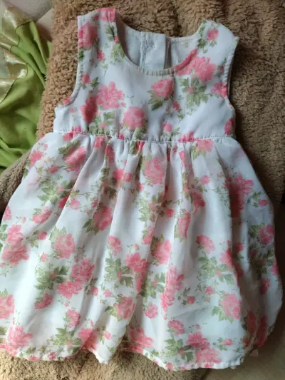Vestido de niña con estampado floral y lazo - miniatura 1