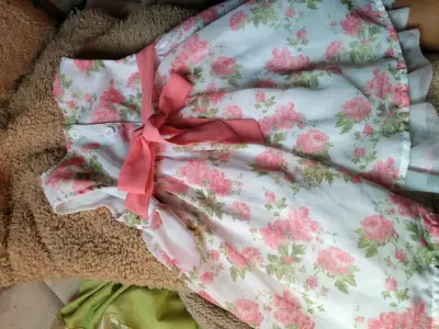 Vestido de niña con estampado floral y lazo - miniatura 2
