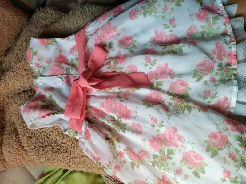 Vestido de niña con estampado floral y lazo - 3