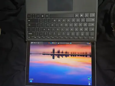 Tablet Microsoft Surface Pro con teclado desmontable - miniatura 1