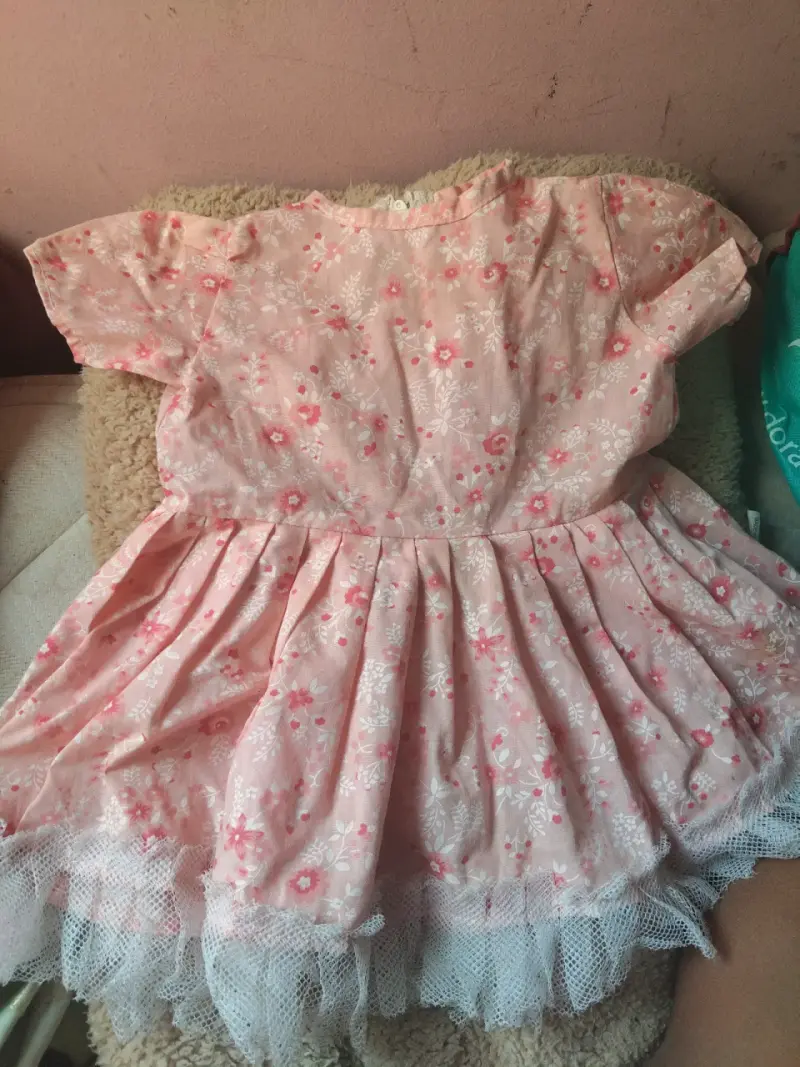Vestido infantil rosa con encaje floral - 2