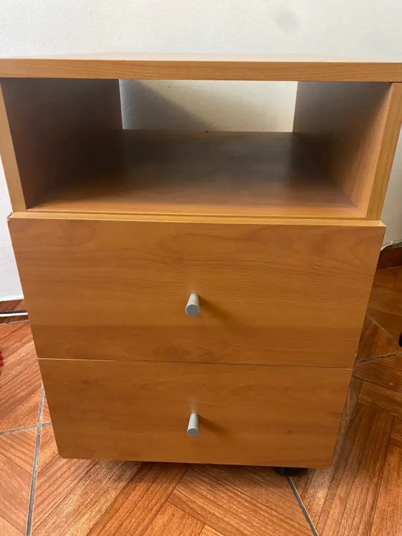 Velador de Madera con Ruedas y Dos Cajones - 1