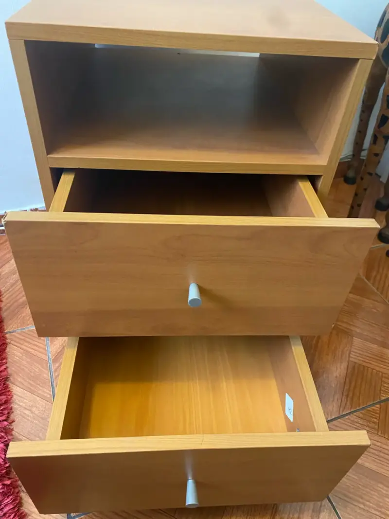Velador de Madera con Ruedas y Dos Cajones - 2